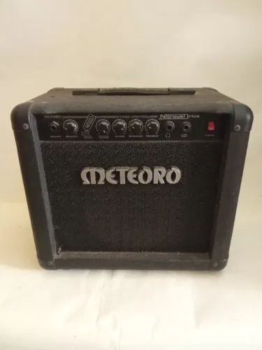 Amplificador usado para guitarra Meteoro Nitrous Drive 15 com potência de 15 Watts