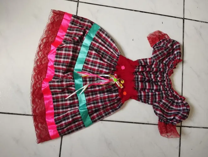 Vestido de festa junina e conjunto saia e croped