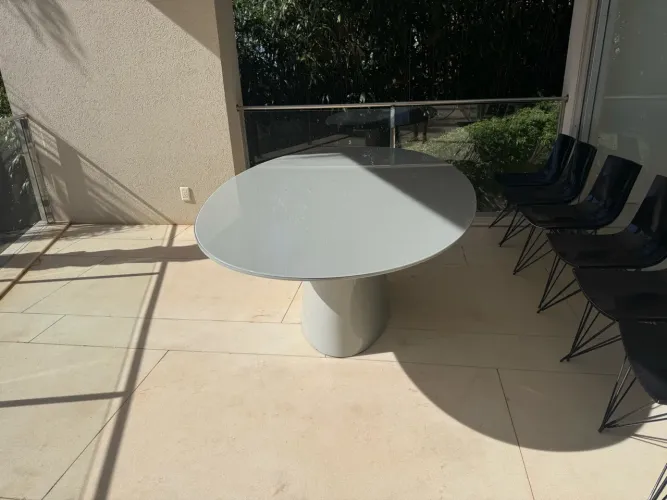 Mesa de Jantar Oval com Base Central Branca - Design Moderno