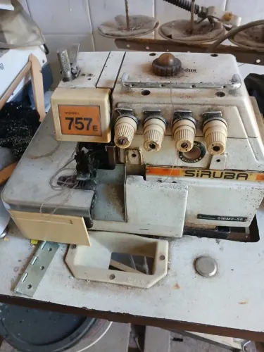 Máquina de costura overlock 757 E usada