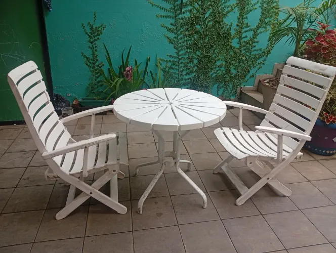 Mesa com 6 cadeiras para piscina