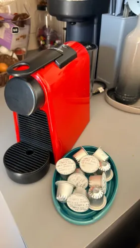 Máquina Café Nespresso + 10 cápsulas pouco tempo de uso