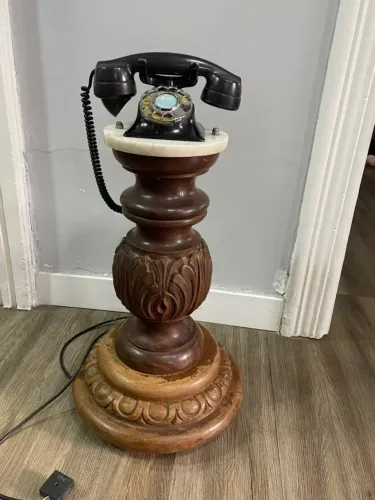 Telefone de pedestal antigo retrô