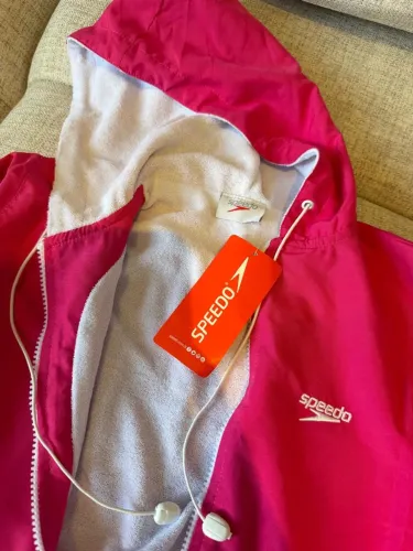Vendo roupão novo nunca usado com etiqueta speedo, tamanho P infantil
