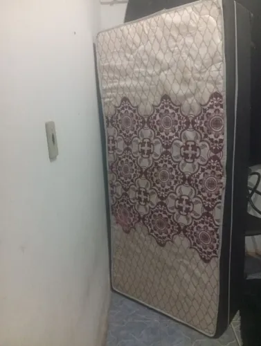 Cama de solteiro pouco usada