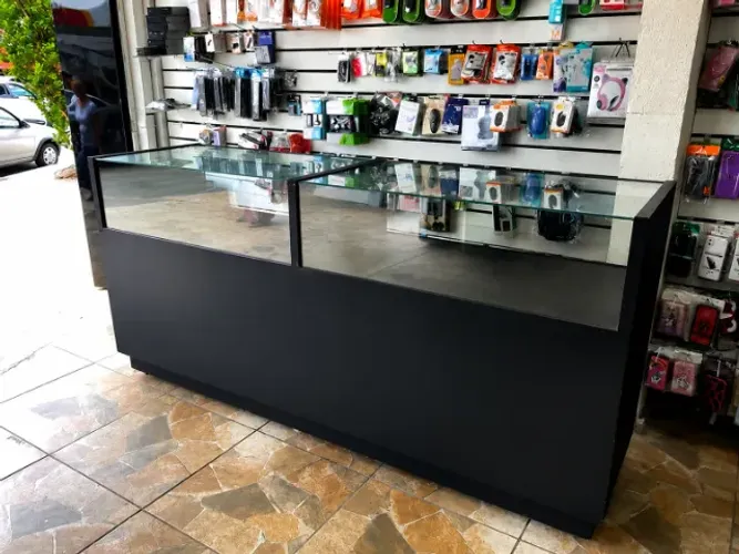 BALCÃO VITRINE COM RODINHAS + PORTAS DE CORRER + PRATELEIRAS
