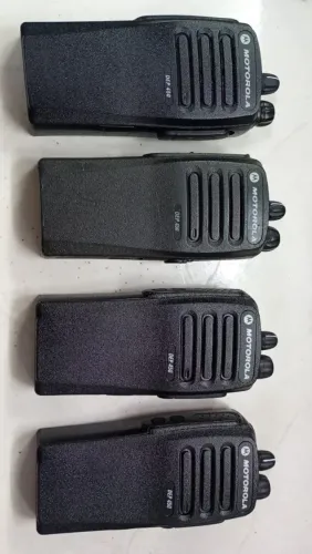 3 radios dep450 1vhf, 1uhf ,1uhf u3 mais um carregador (base+trafo)