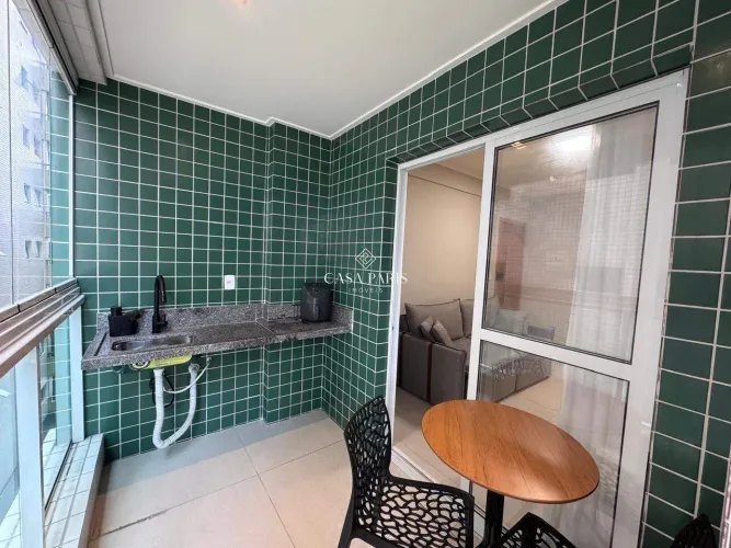 Apartamento mobiliado à venda no Canto do Forte, Praia Grande, com 2 suítes e varanda gour