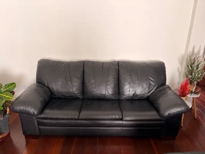 Sofá de Couro Legítimo - Excelente Estado (não é courino)