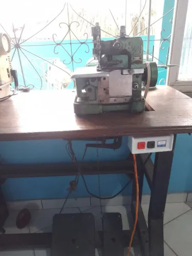 Vendo máquina de costura overlock com bancada de angelim usada