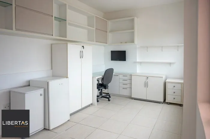 Ótima oportunidade de Sala comercial, semi-mobiliada na Av. Assis Brasil