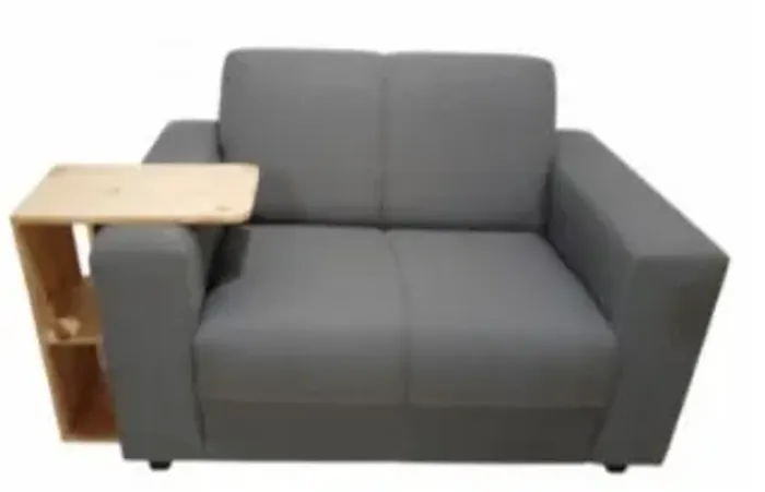 Sofá de dois lugares com mesa de apoio lateral