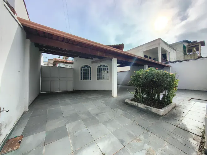 Casa Idependente Com 2 Vagas de Garagem no Bairro São Pedro/ Universitário