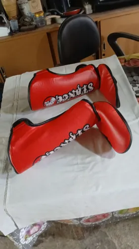 Par de caneleiras de luta marca Stance.