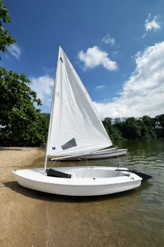 Veleiro Dingue pomar duas velas