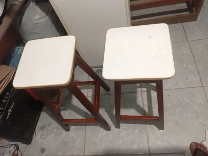 BANQUETAS DE MADEIRA MACIÇA 80$ A UNIDADE 