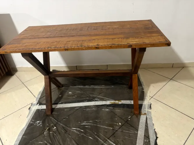 Mesa rústica de madeira maciça