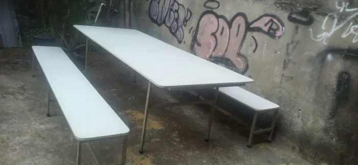 1 mesa MDF 18 mm espessura 1 face branca, tamanho 2,76 × 1,03 MT, 2 bancos 2,76 × 38 MT