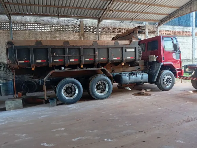 Ford cargo caçamba valor 215.000