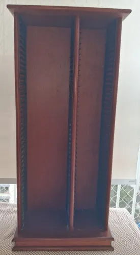 Móvel Porta CDs. Dimensões 90 cm x 40m x 25 cm