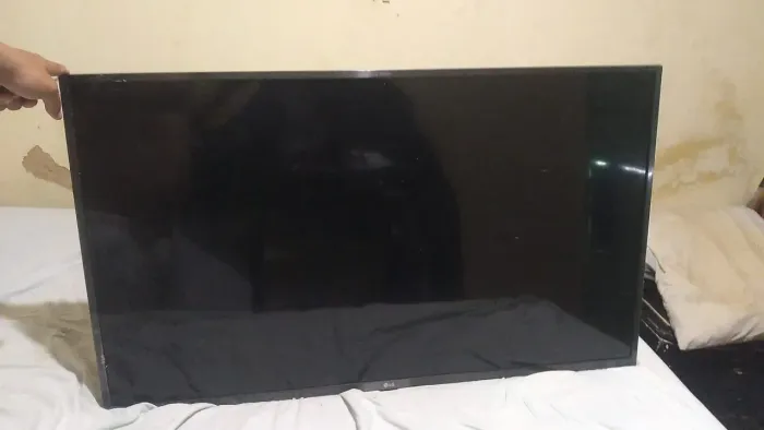 Vendo TV para retirada de peças.