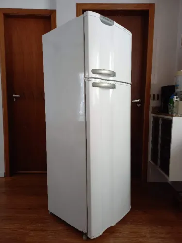 Vendo Geladeira Duplex Electrolux DC34 260 L