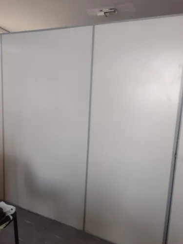 Placas portas e ferragens de divisórias