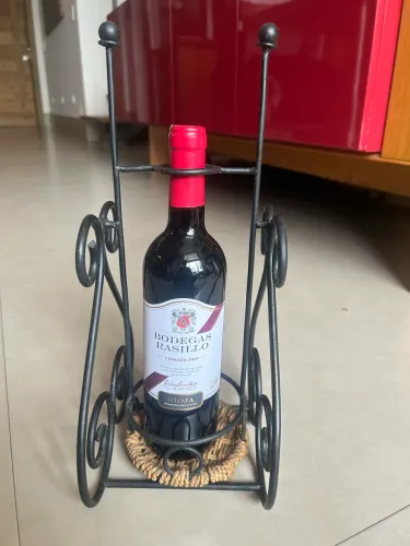 Suporte de ferro para garrafa de vinho