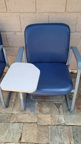 Cadeiras estofadas com prancheta dobrável