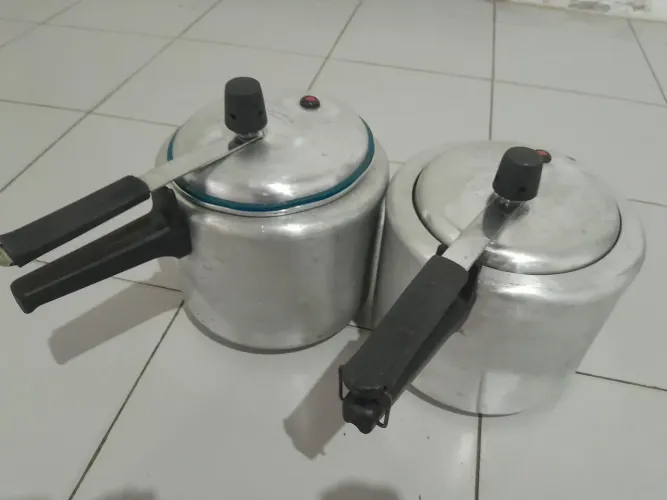 Duas Panelas de Pressão R$ 40