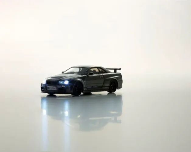 Kyosho 1/64 Nissan SkyLine GT-R Nismo R34 + Base de LED MOTN