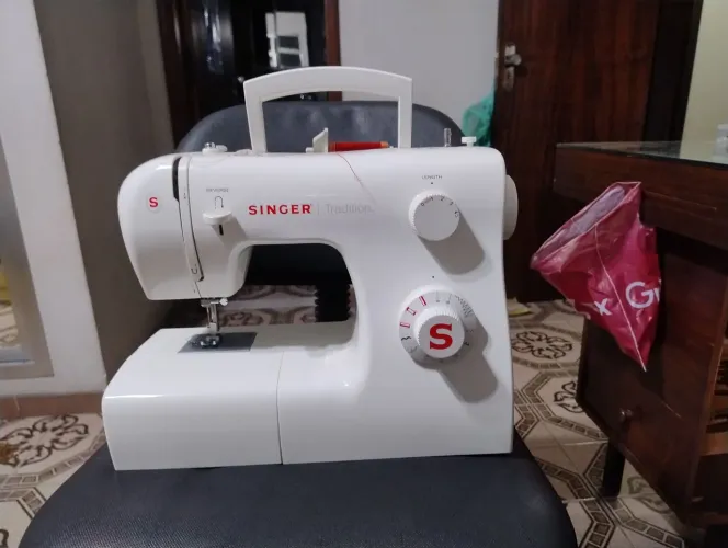 Máquina de costura Singer.