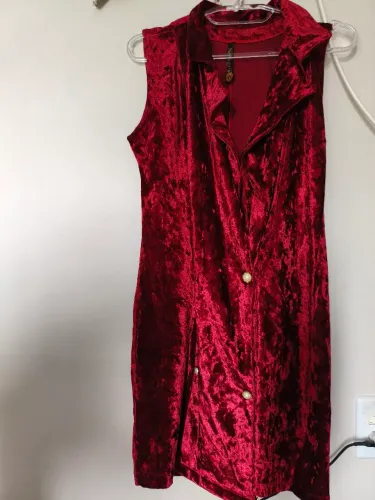 Vestido Vermelho. M. 145 por 65,00.