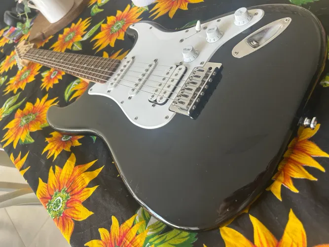 Guitarra Squier Bullet Strato