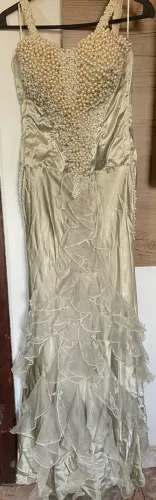 Vestido de festa bordado com pérolas e pedras 