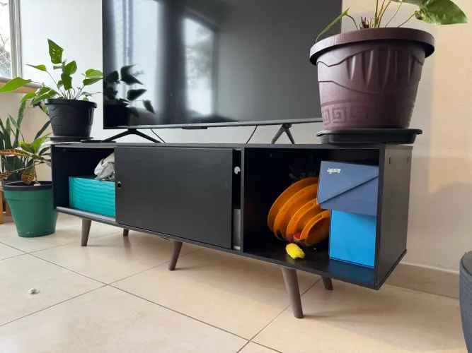 Rack para TV preto com porta de correr