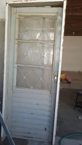 Portal de madeira e porta de ferro