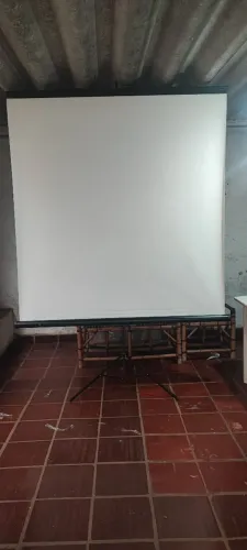 Tela de Projeção com Tripé Retrátil - Ideal para Filmes, Apresentações e Eventos