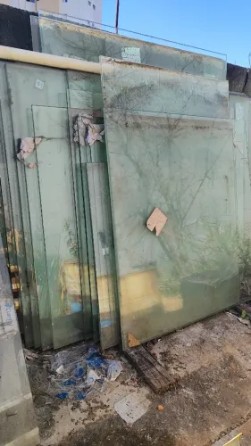 Vidros de diversos tamanhos. R$60,00 cada um