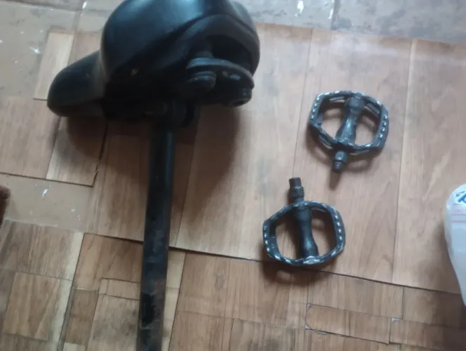 Vendo banco para bicicleta com amortecedor e regulagem rápida pedal em alumínio e outro