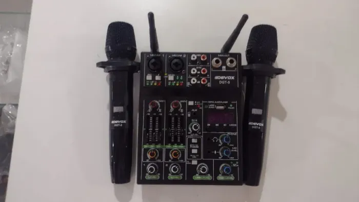 Mesa de Som Devox DGT-5 Com Microfones