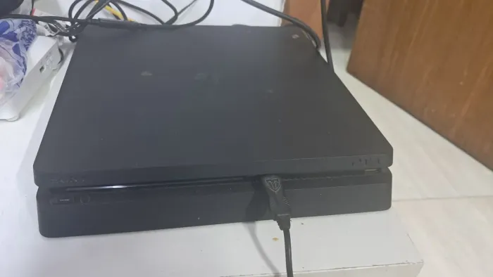 Vendo ps4 com um controle  funciona tudo certinho. 800$