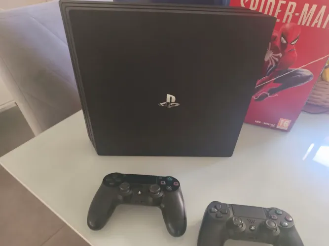 Playstation 4 Pro 4k 1 TB na caixa Spiderman + 2 controles. VERSÃO DO SISTEMA 13.04.