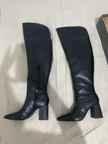 Vendo , Bota cano alto, de salto , preta , usada apenas 1 vez