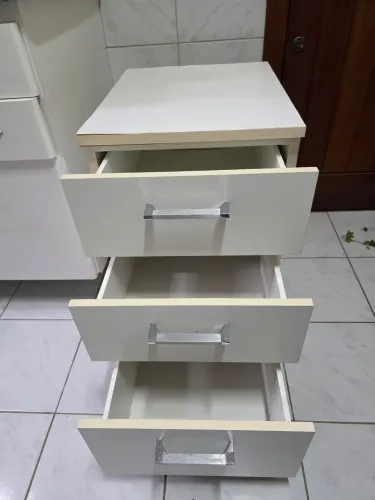 Gaveteiro branco com rodinhas