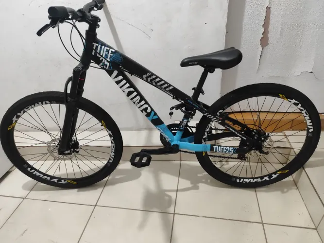 bicicleta vikingx aro 26 azul e preto, bomba de pneu, travas de roda e pedais para troca