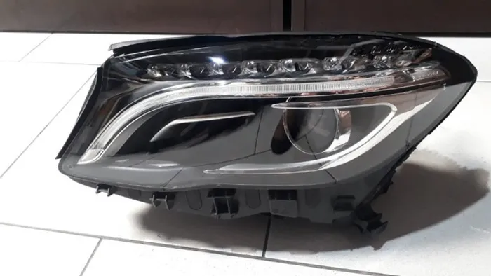 Farol Mercedes Gla 