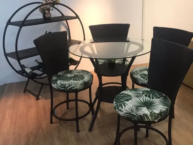 Mesa Redonda + 4 Cadeiras: Versatilidade para sua Cozinha!