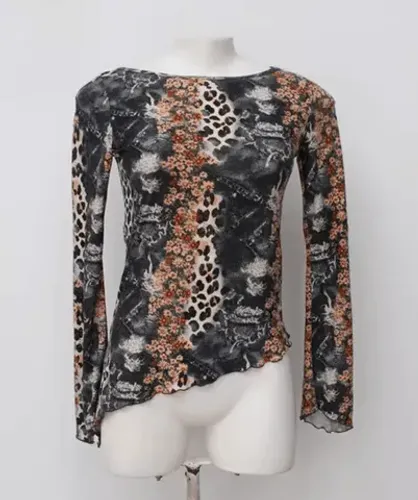 Blusa feminina estampada com assimetria
