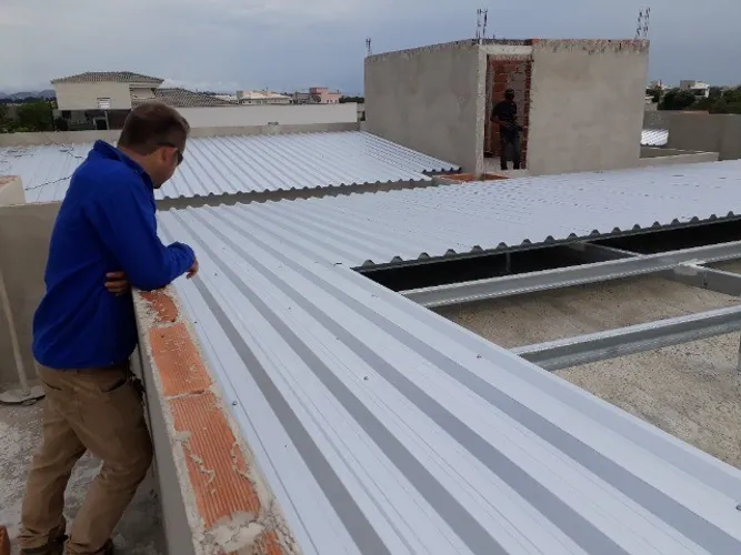 Fabricação e instalação de coberturas metálicas